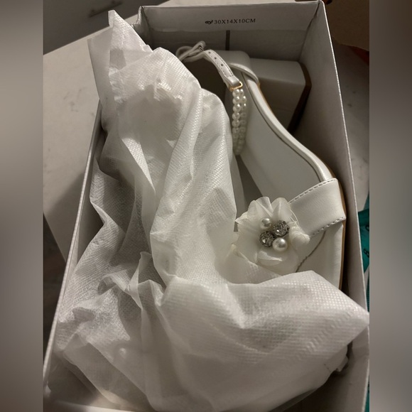 Vintage fashion style faux pearl White Heels with Floral Accents - Picture 4 of 15